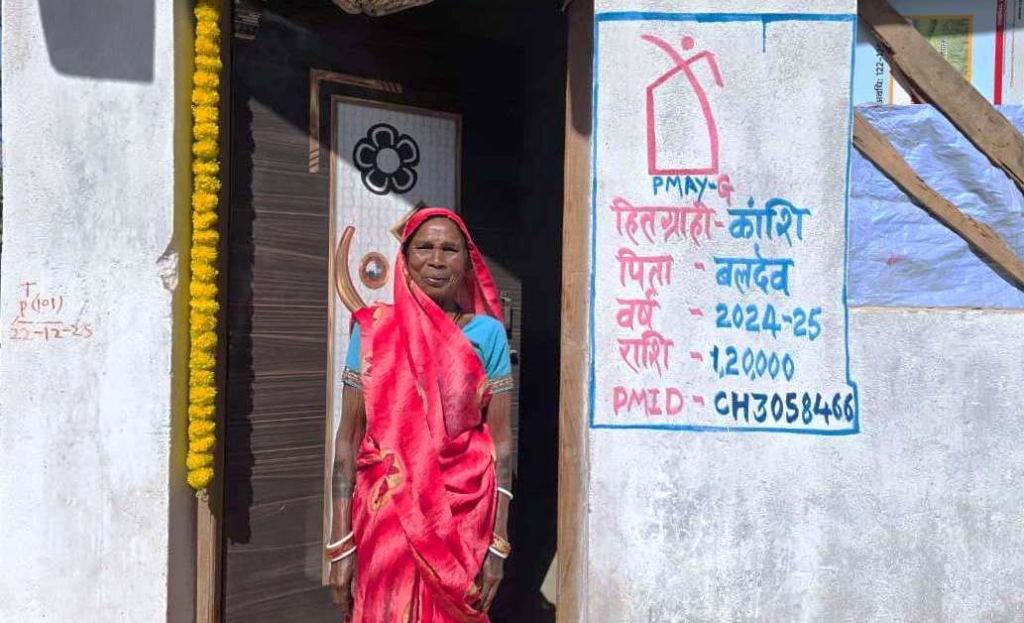 PM Awaas : प्रधानमंत्री आवास योजना (ग्रामीण) से बदली भुइरी बाई की जिंदगी, कच्चे झोपड़े से पक्के मकान तक शासन की योजनाओं से मिला सम्मानपूर्ण जीवन