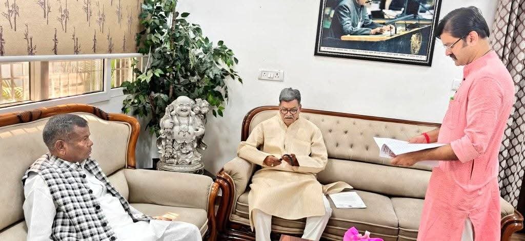 Legal Process : विधानसभा में उपस्थिति के लिए कवासी लखमा जल्द करेंगे कानूनी पहल…! नेता प्रतिपक्ष डॉ. चरणदास महंत से ली सलाह