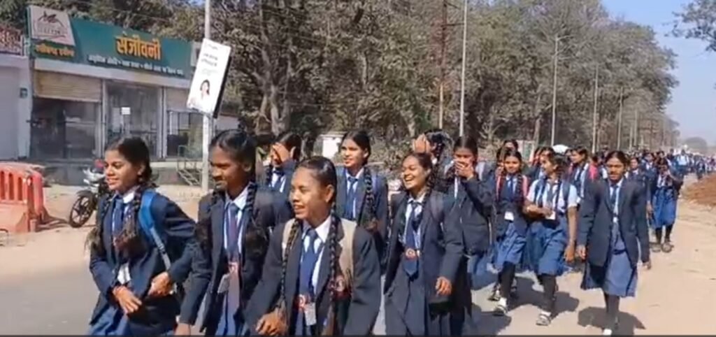 Atmanand School : गरियाबंद में दिखा स्टूडेंट्स पावर…! पूरा स्कूल कतारबद्ध 2 किलोमीटर चलकर पहुंचा कलेक्ट्रेट…प्राचार्य वंदना पांडे पर गंभीर आरोप…प्रशासन को प्रिंसिपल को करना पड़ा सस्पेंड…यहां देखें Video