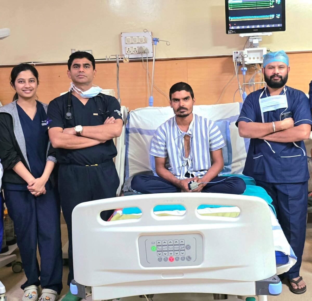 Life Saving Surgery : रायपुर मेडिकल कॉलेज अस्पताल में बड़ी सफलता…! चाकू से कटे हाथ की धमनी जोड़कर युवक का बचाया हाथ…डॉ. कृष्णकांत साहू की टीम ने किया असंभव संभव