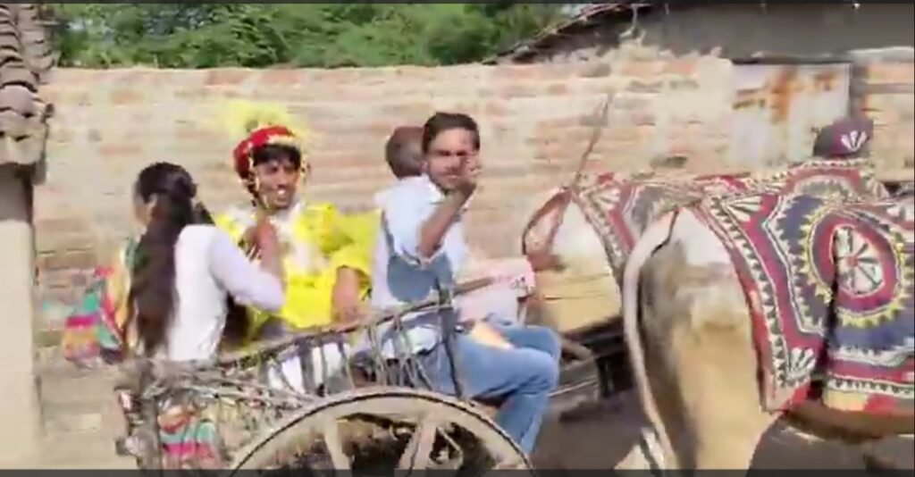 Ball Gadi Baraat : हमीरपुर में 50 साल बाद निकली बैलगाड़ी से बारात…! विवाह समारोह की खासियत कठघोड़वा नृत्य, लौंडा नाच और देशी भोजन के साथ यादगार बनी…यहां Video में देखें अद्भुत नजारा