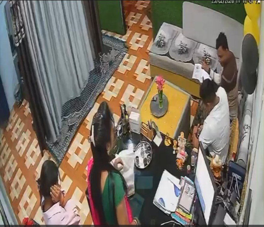 Aerial Firing : कटोरा तालाब के ब्यूटी पार्लर में जबरन घुसने की कोशिश…! दहशत फैलाने हवाई फायरिंग…दो आरोपी गिरफ्तार…CCTV से पकड़े गए आरोपी…यहां देखें