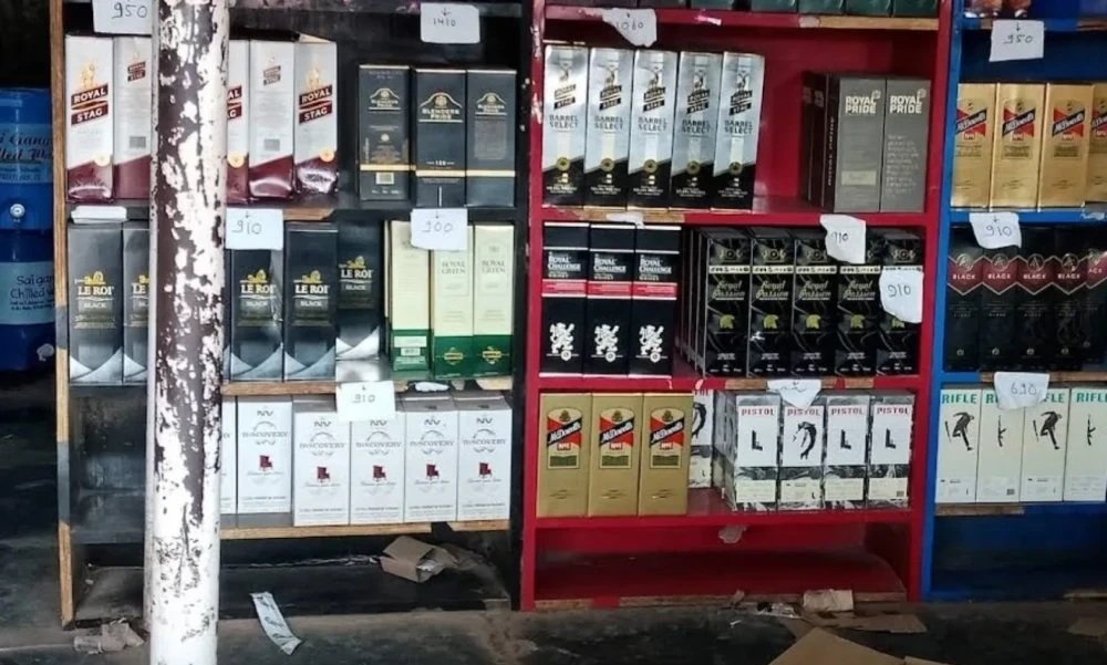 Fiber Bottles : छत्तीसगढ़ में 1 अप्रैल से फाइबर बोतल में आएगी शराब…! 35 नई शराब दुकानों के खुलेंगे शटर…प्रीमियम विदेशी शराब दुकानों का भी विस्तार