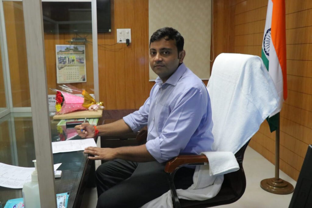 Bureaucracy : लो-प्रोफाइल लेकिन हाई-इम्पैक्ट…! IAS रजत बंसल पर जनसंपर्क विभाग की कमान सौंपकर सरकार ने जताया विश्वास