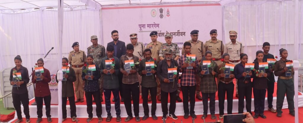 Naxal Surrender : महासमुंद में 15 माओवादियों का आत्मसमर्पण…! बीबीएम डिवीजन पूरी तरह समाप्त…Deputy CM विजय शर्मा ने किया स्वागत