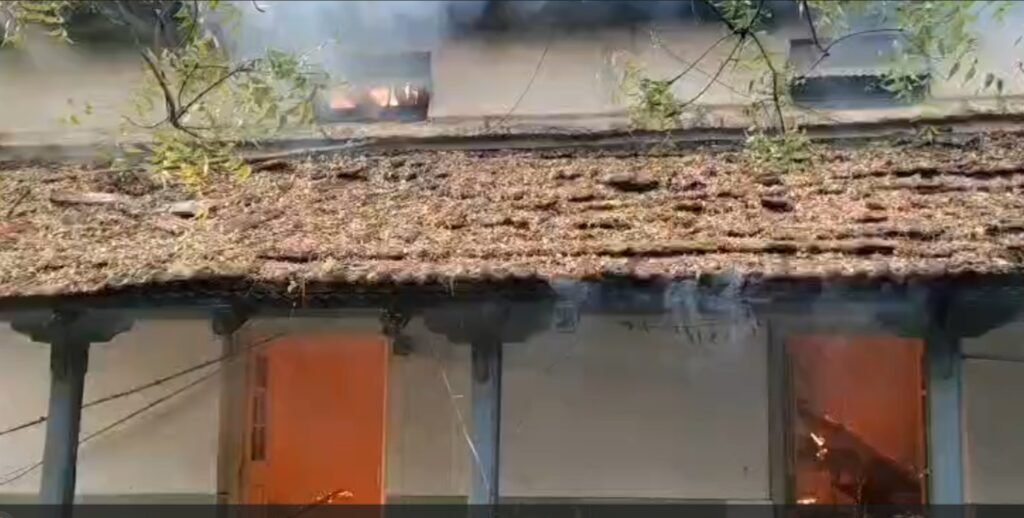 Tehsil Office Fire : बलौदाबाजार से बड़ी खबर…! ऐतिहासिक तहसील भवन में तड़के लगी भीषण आग…यहां देखें VIDEO