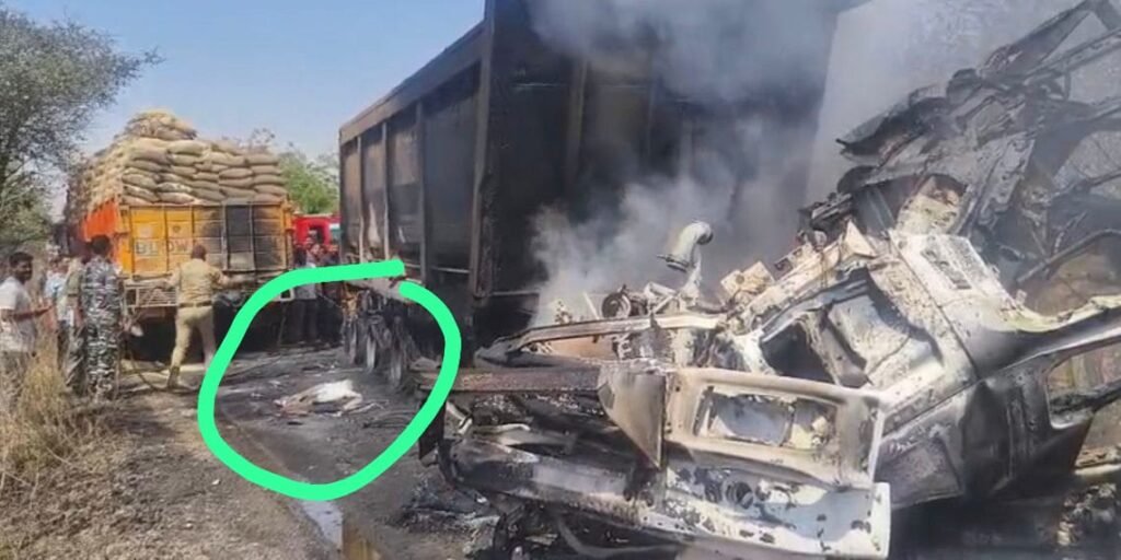 Truck Fire Accident : बलरामपुर जिले में दर्दनाक सड़क हादसा…! दो ट्रकों की टक्कर के बाद लगी आग…चालक जिंदा जला…यहां देखें VIDEO