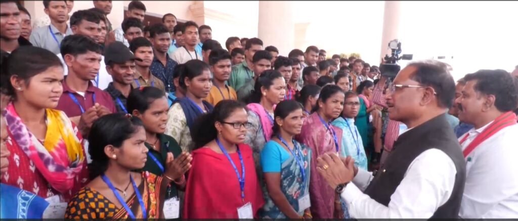 Positive Change : भटके कदमों से बदलाव की ओर…! 140 आत्मसमर्पित नक्सलियों ने देखा लोकतंत्र का मंदिर…विधानसभा पहुंचे पुनर्वासित युवा…CM ने की संवाद…डिप्टी CM ने किया आत्मीयता से विदा…यहां देखें VIDEO