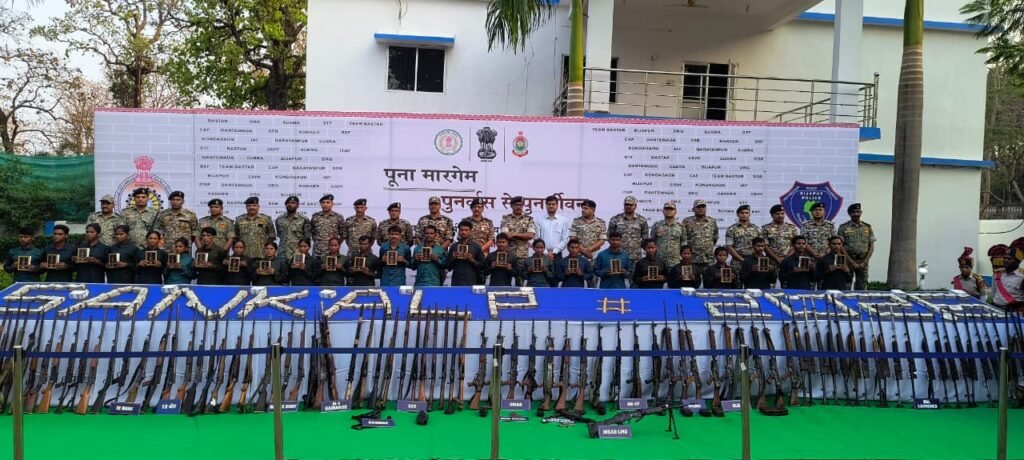 Bastar Naxal Surrender : डेडलाइन के आखिरी दिन बड़ा ब्रेकथ्रू…! करोड़ों कैश और सोना बरामद…1.47 करोड़ के इनामी 25 नक्सली सरेंडर…93 हथियार भी सौंपे