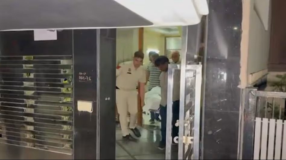 Mother Commits Double Murder : दिल दहलाने वाली घटना आई सामने…! एक के मुंह पर तकिया…दूसरी के गले में दुपट्टा…दो बेटियों की हत्या कर मां ने की खुदखुशी की कोशिश…हालत गंभीर