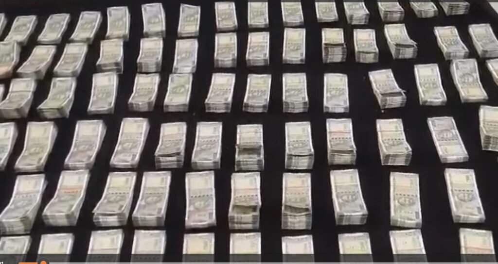 Big Cash Seizure : महासमुंद में कार से मिला 75 लाख की नकदी…! 500 के नोटों के 150 बंडल बरामद…यहां देखें VIDEO