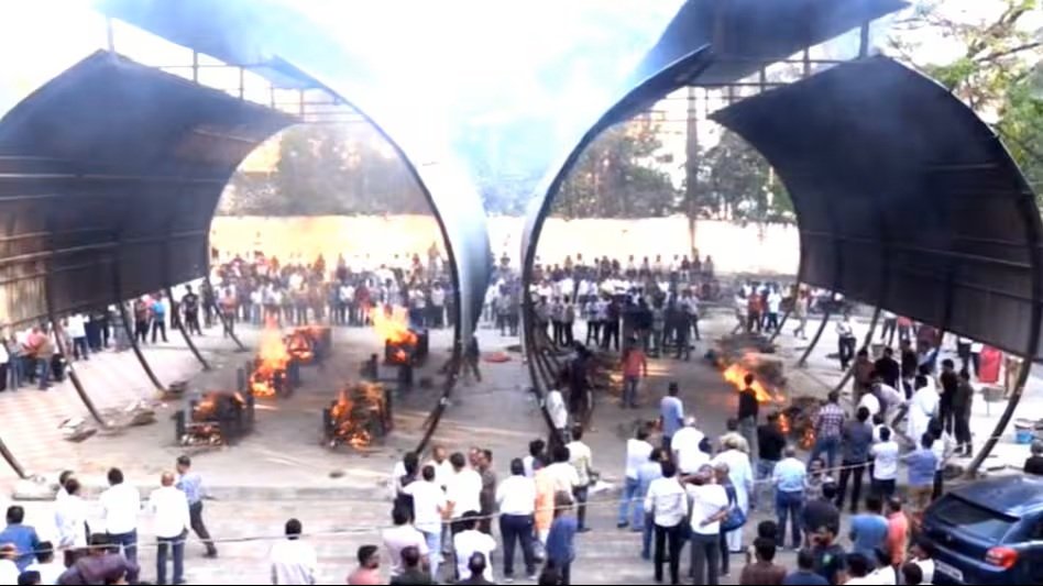 Indore Fire Tragedy : एक ही चिता पर बुझ गए 8 जिंदगी के चिराग…! चार्जिंग ब्लास्ट के बाद फटे 10 से अधिक सिलेंडर…3 मंजिला मकान स्वाहा…गर्भवती बहू के साथ 2 बच्चों की थमी सांसें