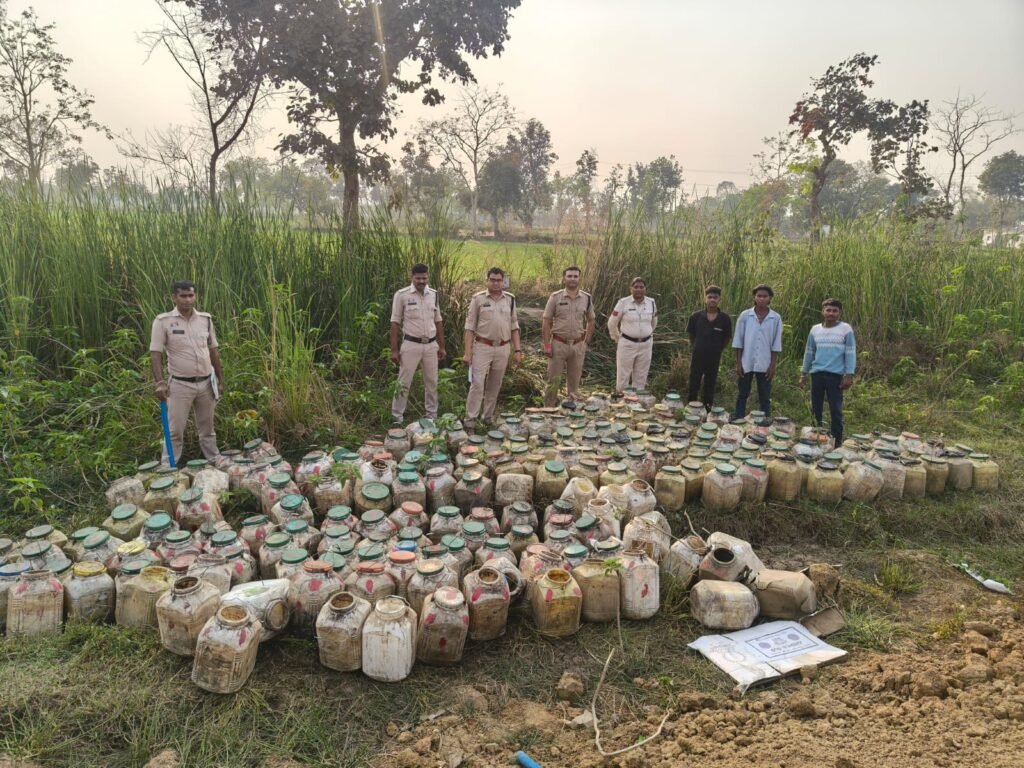 CG Excise Department : बिलासपुर में अवैध शराब पर पुलिस का जबरदस्त प्रहार…! 1-2 नहीं पुरे 300 Boxes महुआ लाहन बरामद…यहां देखें VIDEO