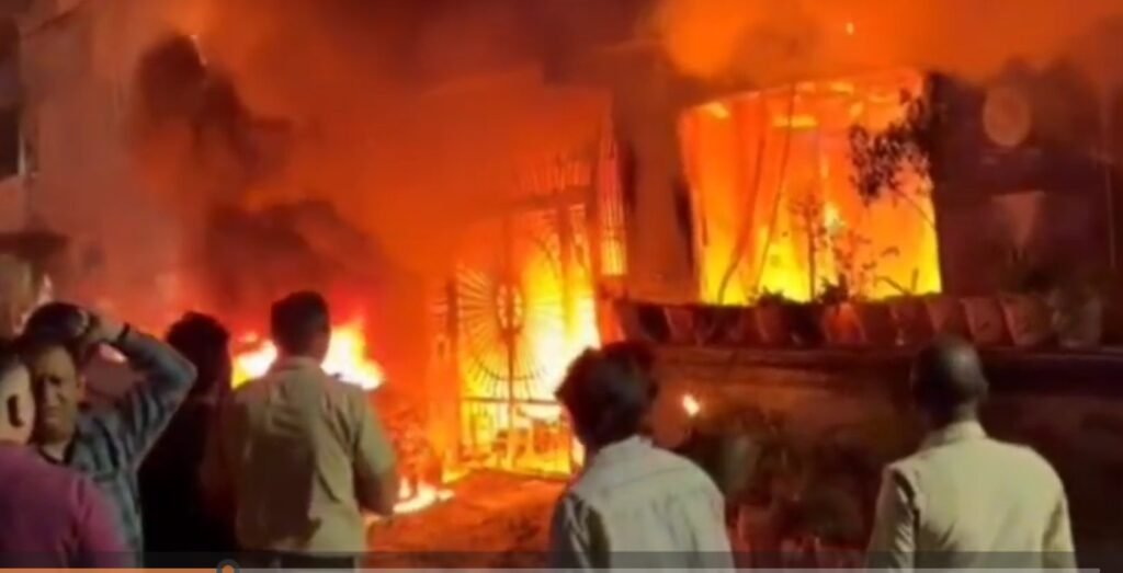 Fire Wreaks Havoc : घर में सो रहे 6 लोग जिंदा जले…! आग की भयावहता…अंदर लोग चिल्लाते रह गए…कोई बचा नहीं पाया…यहां देखें बैक टू बैक VIDEO