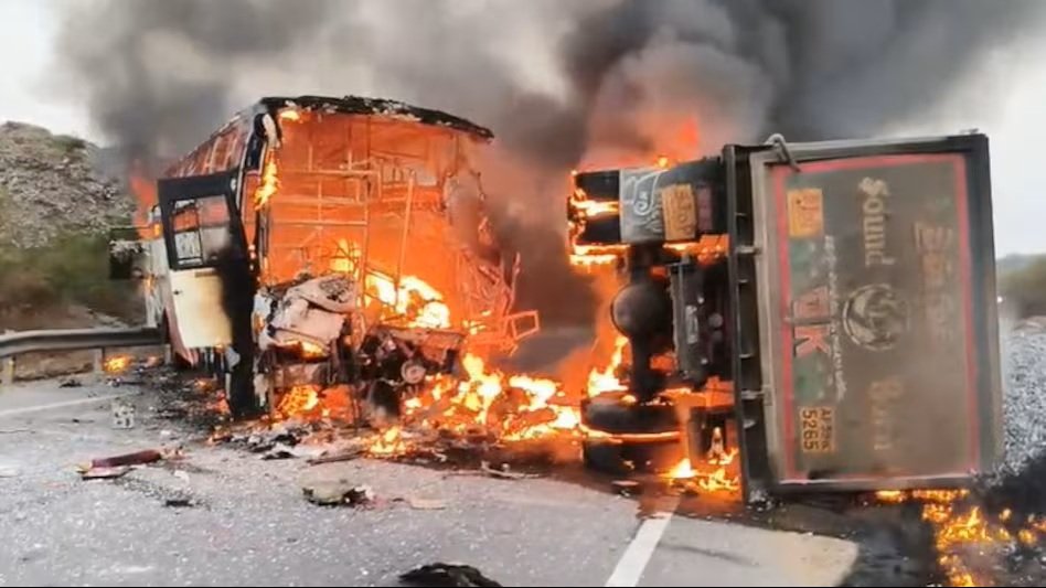Bus Fire Breaking : आंध्र प्रदेश में भीषण सड़क हादसा…! बस-ट्रक टक्कर…10 यात्रियों की जिंदा जलकर मौत…यहां देखें भयावह मंजर VIDEO