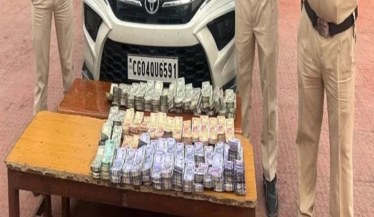 Big Cash Seizure : महासमुंद बॉर्डर पर बड़ी कार्रवाई…! पुलिस की सिरपुर-पदमपुर नाका पर ताबड़तोड़ छापा…कारों से मिले 47.50 लाख कैश…4 गिरफ्तार