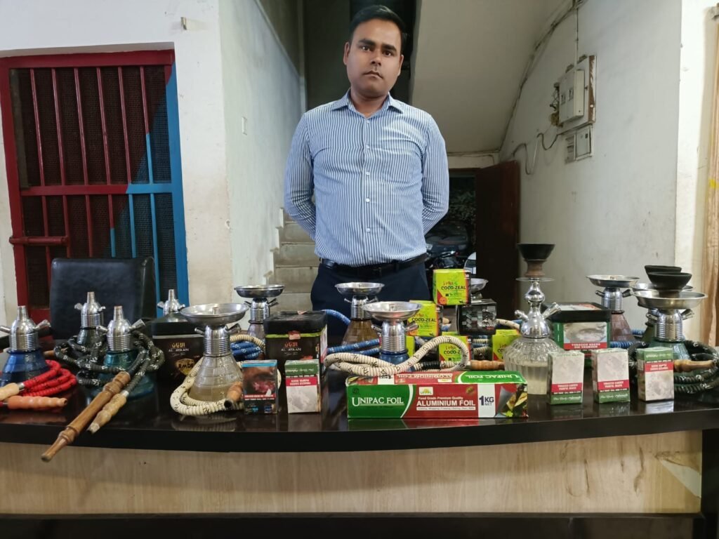 Raid on Hookah Bar : बिलासपुर में पुलिस की बड़ी कार्रवाई…! होटल की छत से भारी मात्रा में अवैध हुक्का जब्त…हुक्का पैंट-चिलम सहित कैश बरामद…यहां देखें VIDEO