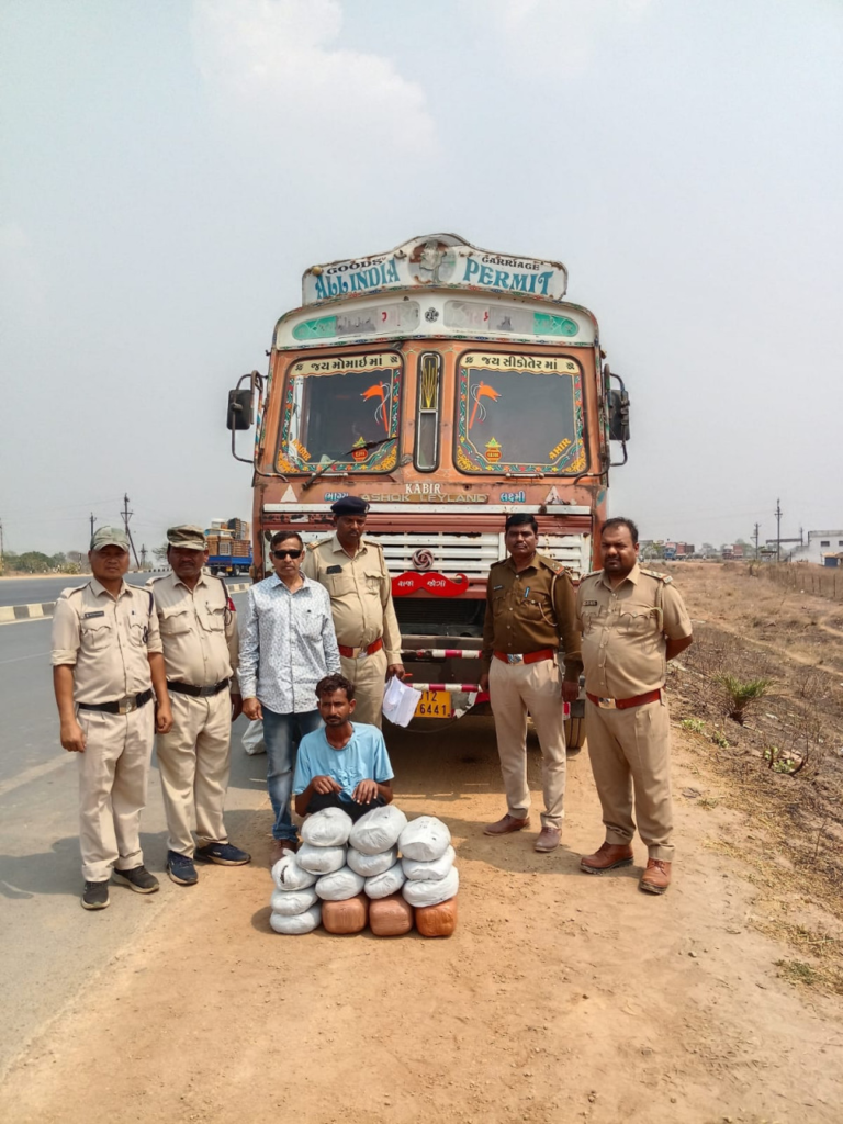 Illegal Drugs : 18 किलोग्राम गांजा एवं एक ट्रक जब्त