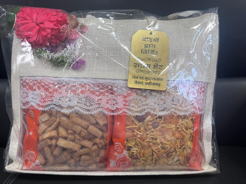 Aastha Cafe : केन्द्रीय जेल रायपुर के बंदियों द्वारा निर्मित नमकीन उत्पादों का विधानसभा सदस्यों ने लिया आनंद