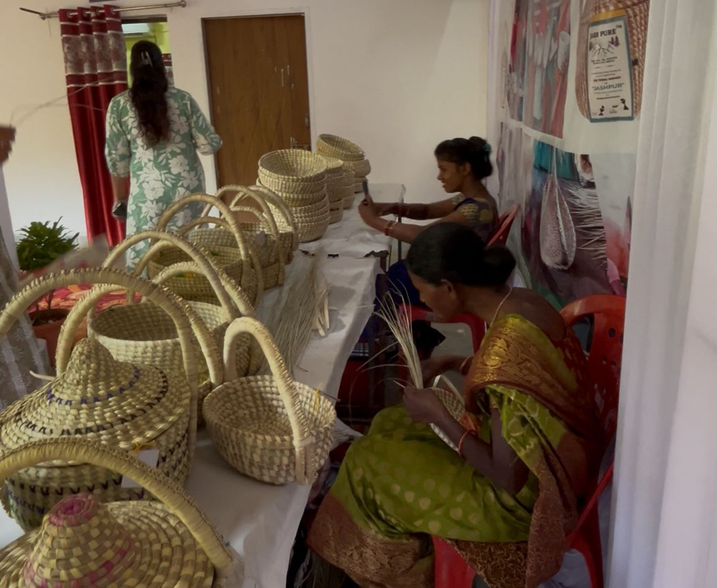 Traditional Handicraft Products : पारंपरिक हस्तशिल्प उत्पाद बना आजीविका का साधन, स्व सहायता समूह से जुड़कर कांसाबेल की महिलाओं ने स्वरोजगार की राह अपनाई