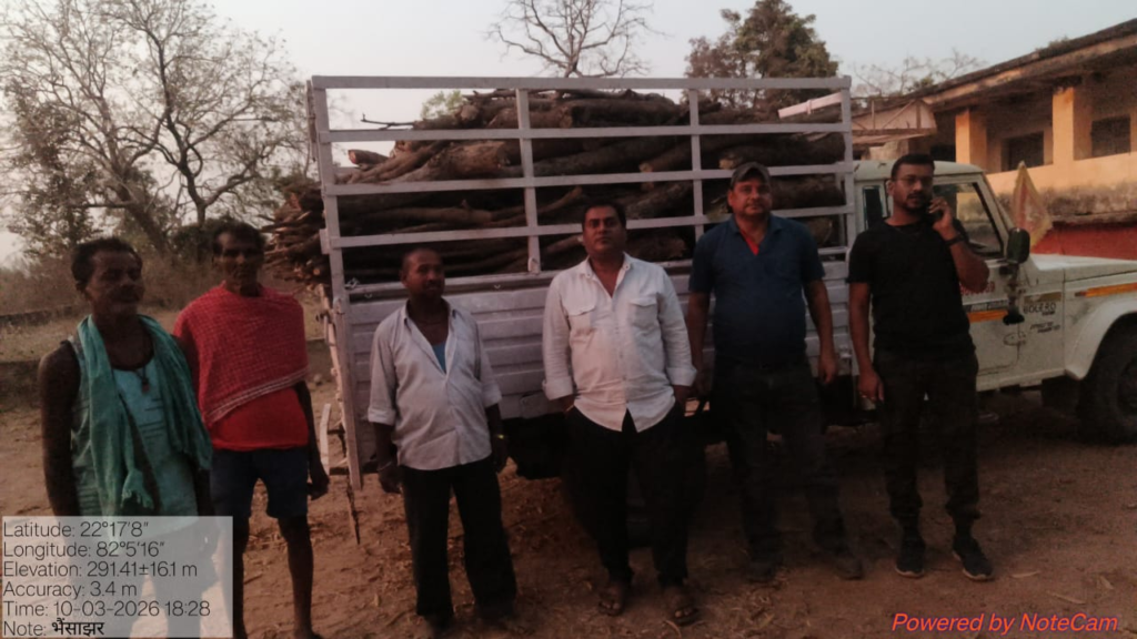 Illegal Transportation : लकड़ी के अवैध परिवहन पर कार्रवाई, अवैध परिवहन करते पिकअप वाहन जप्त