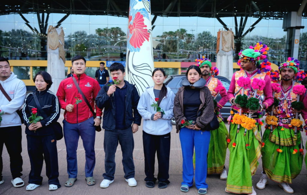 Khelo India Tribal Games के लिए खिलाड़ियों का छत्तीसगढ़ पहुंचना शुरू, अरुणाचल के वेटलिफ्टरों का विमानतल पर रंगारंग स्वागत