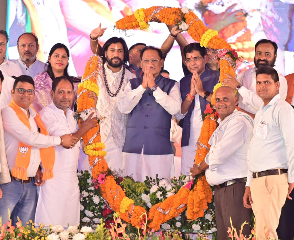 Landless Agricultural Laborers : किसानों की खुशियों भरी होली के बाद अब भूमिहीन कृषि श्रमिकों की नवरात्रि भी हुई समृद्ध, प्रदेश के 4.95 लाख से अधिक भूमिहीन कृषकों के खातों में 495 करोड़ रुपये से अधिक की राशि अंतरित