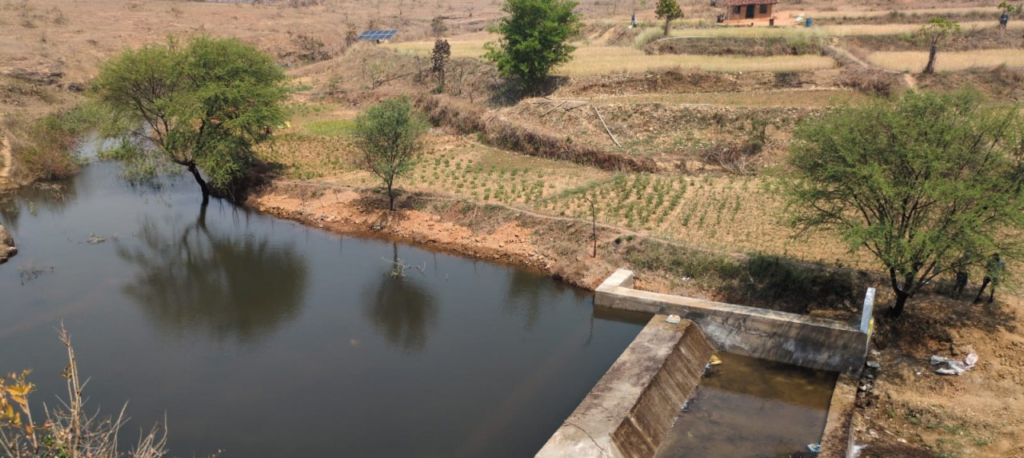 Rural Development : चेक डैम बना ग्रामीणों की आत्मनिर्भरता का आधार, जल संरक्षण के साथ रोजगार और खेती में आया बदलाव