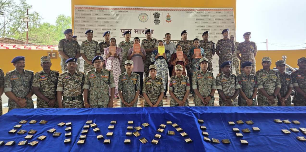 Dantewada में 5 माओवादियों ने किया आत्मसमर्पण, पूना मारगेम से बदली जिंदगी