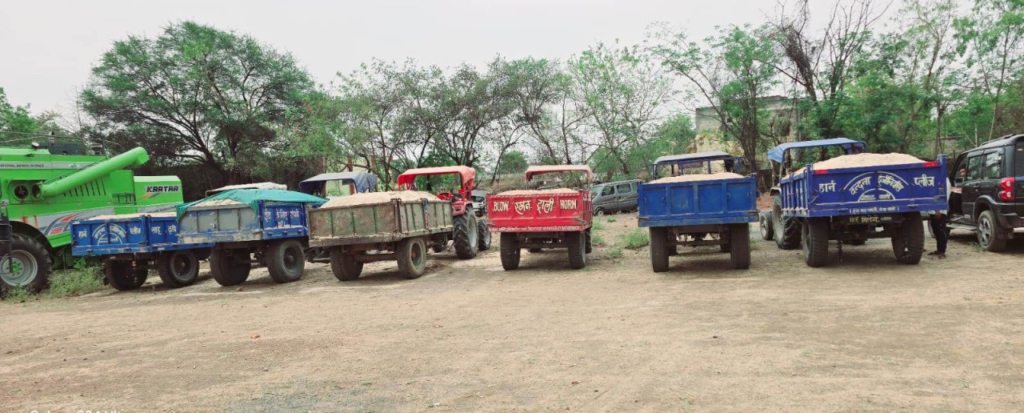 Illegal Mining मामले में 13 ट्रैक्टर और 1 हाईवा जब्त