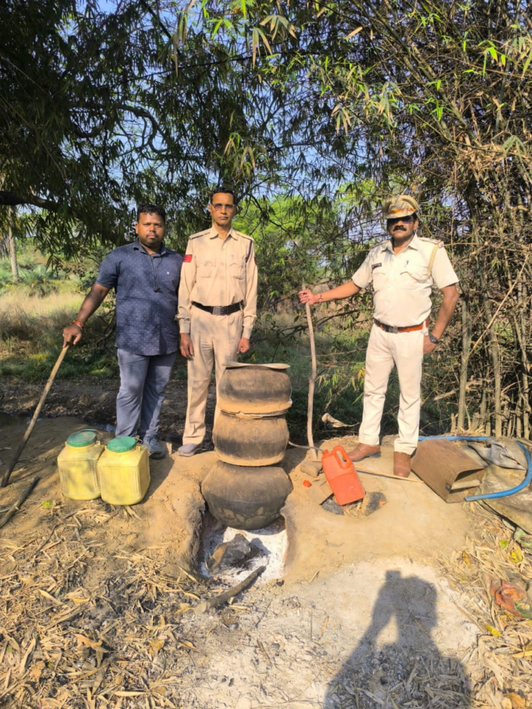 Illicit Liquor : 305 लीटर महुआ शराब और 1050 किलो लाहन जब्त…5 आरोपी जेल भेजे गए