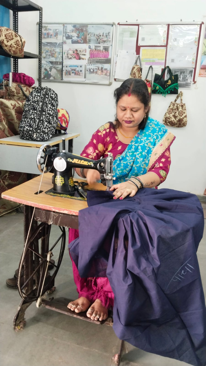 Livelihood College Korba : टेलरिंग के व्यवसाय में पूजा देवांगन को मिला मजबूत आधार