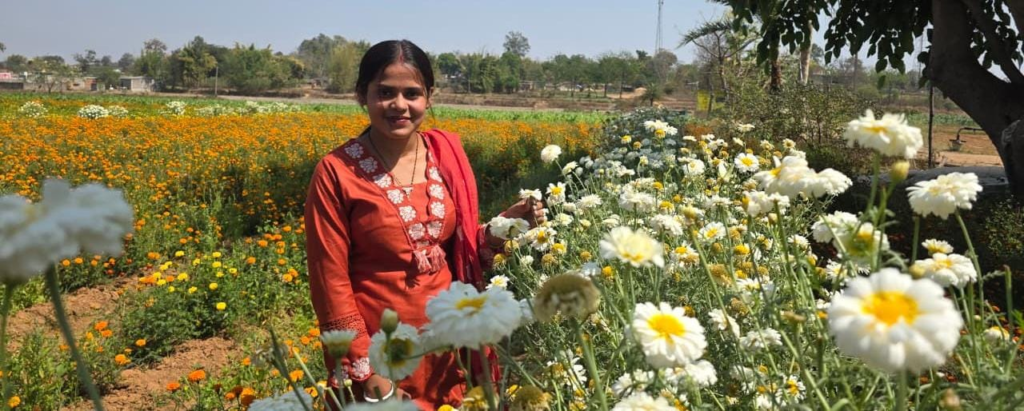 CG BIHAAN : बिहान योजना से खिला रत्ना का भविष्य- फूलों की खेती से बनीं सफल उद्यमी