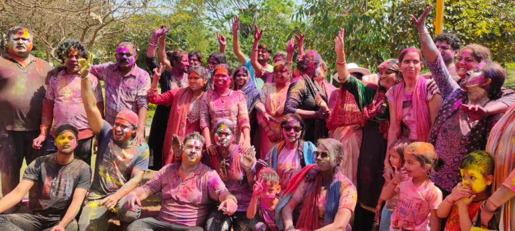 Holi Celebration : रोज़वुड सोसाइटी में धूमधाम से मनाया गया होली महोत्सव, रंग-गुलाल और ठंडाई के साथ झूमे कॉलोनीवासी
