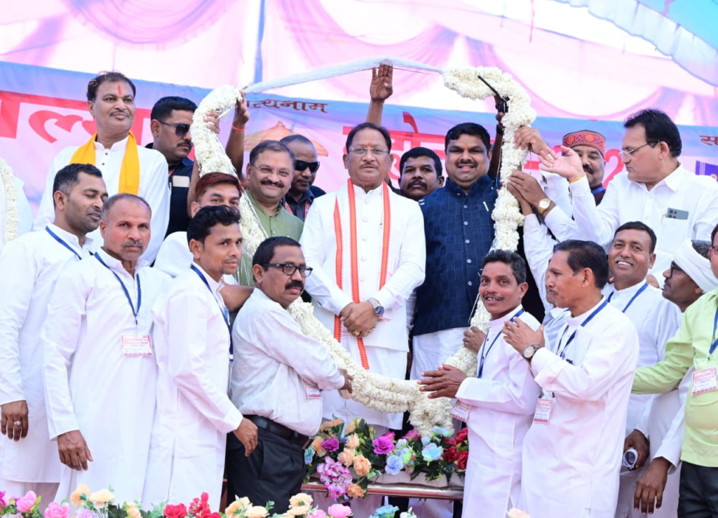 CM Vishnu : संत कबीर की वाणी समाज को जोड़ती है, सरकार का संकल्प जनजीवन संवारता है, मुख्यमंत्री ने ग्राम नादिया में मिनी स्टेडियम के निर्माण की घोषणा की