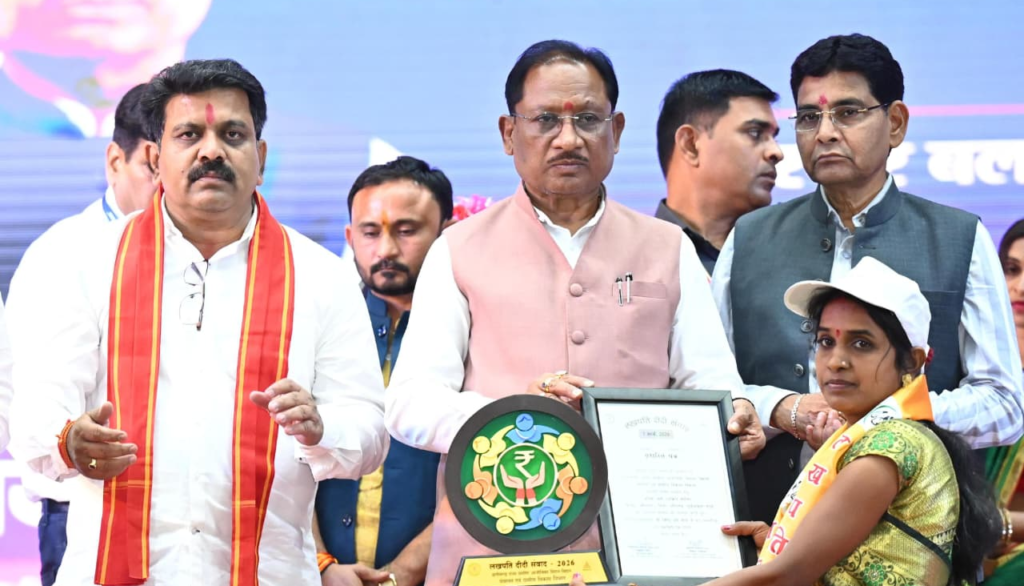 CM Vishnu : छत्तीसगढ़ की महिलाएं आत्मनिर्भरता और नवाचार से बना रही हैं नई पहचान, अंतरराष्ट्रीय महिला दिवस पर रायपुर में ‘लखपति दीदी संवाद’ कार्यक्रम में लखपती दीदियों से किया आत्मीय संवाद