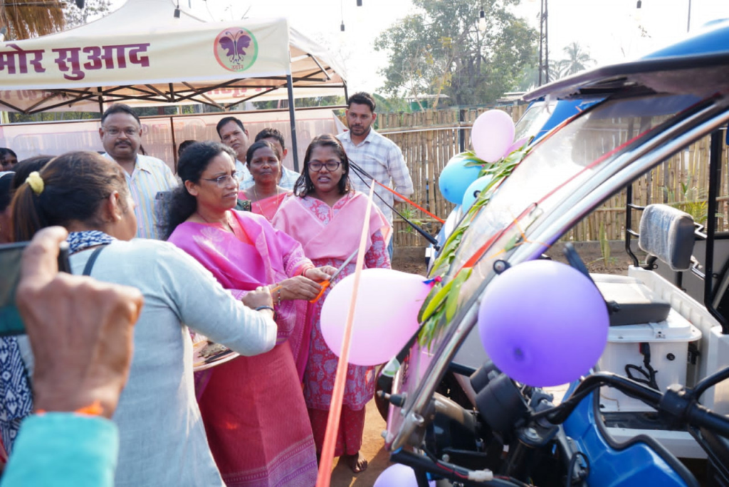 Kondagaon : अंतर्राष्ट्रीय महिला दिवस पर महिलाओं को मिली आत्मनिर्भरता की राह, लखपति दीदी पहल के अंतर्गत 04 महिलाओं को ई-रिक्शा वितरित
