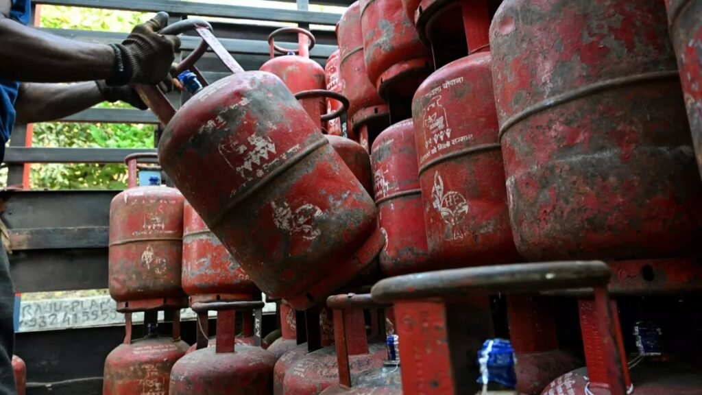 LPG Crisis : बड़ी खबर…रसोई गैस में कटौती की तैयारी…! LPG पर संकट…! अब 14.2 किलो Cylinder में मिलेगी सिर्फ 10 किलो गैस…देशभर में असर संभव