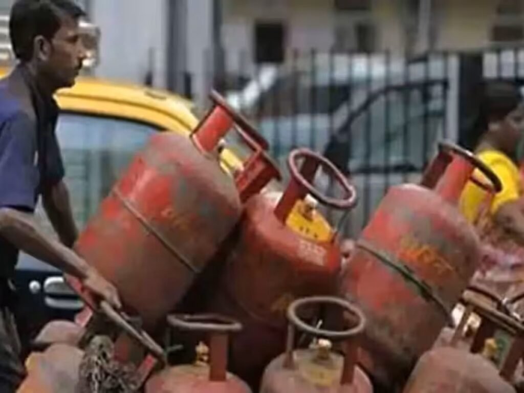Govt Update on Fake News : LPG सिलेंडर बुकिंग नियमों में बदलाव की खबर फर्जी…! सरकार ने किया साफ इनकार…45-25 दिन की नई समयसीमा का दावा भ्रामक…पुरानी व्यवस्था ही लागू