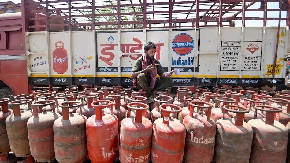 LPG Update : LPG पर बड़ा फैसला…! कमर्शियल सिलेंडर का कोटा 70% तक बढ़ा…सरकार ने बढ़ाया आवंटन…इन सेक्टरों को मिलेगा सीधा फायदा