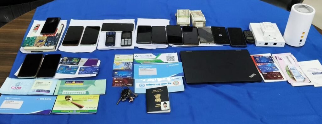 Cyber Crime : दुर्ग में ऑनलाइन सट्टा रैकेट का भंडाफोड़…! रोजाना 7 लाख तक का लेन-देन…16 मोबाइल-लैपटॉप और कैश बरामद…7 आरोपी गिरफ्तार…यहां देखें Video