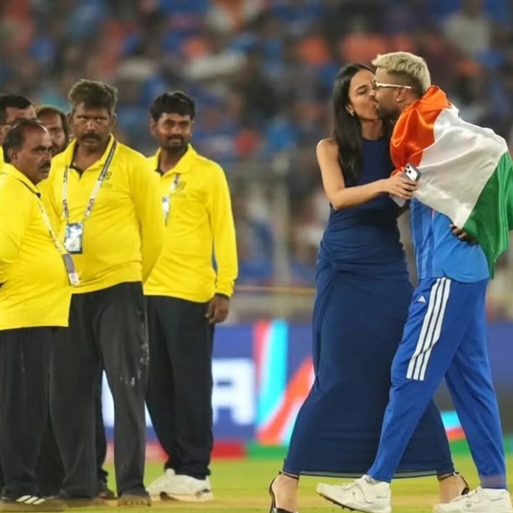 T20 World Cup : भारत की हैट्रिक जीत…! क्रिकेट ग्राउंड में हार्दिक पंड्या का रोमांटिक अंदाज़…GF माहिका को गोद में बैठाकर किया Kiss…रोमांटिक तस्वीरें हुई वायरल
