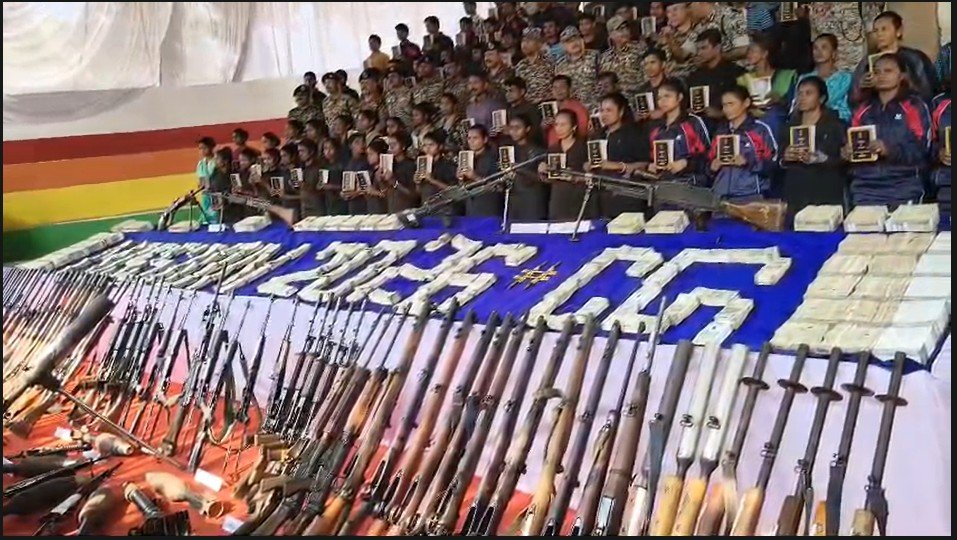 Big Naxal Surrender : जगदलपुर में ऐतिहासिक सरेंडर…! 108 माओवादियों ने किया आत्मसमर्पण…2.60 करोड़ कैश…1 किलो सोना…बड़ी मात्रा में हथियार मिला…यहां देखें बैक 2 बैक VIDEO