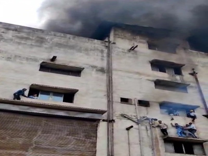 Bhilai Steel Plant Fire : भिलाई स्टील प्लांट में आग से घिरे कर्मचारी…! कोई कूदा तो कोई पाइप से उतरा…ऐसे बचाई जान…यहां देखें VIDEO