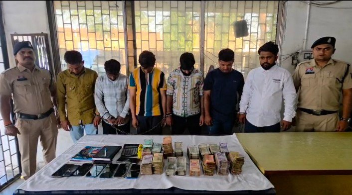Betting Racket Busted : रायपुर में सट्टा किंग का भंडाफोड़…! ओवरब्रिज के नीचे चल रहा था सट्टा…9 लाख कैश…6 गिरफ्तार…VIDEO
