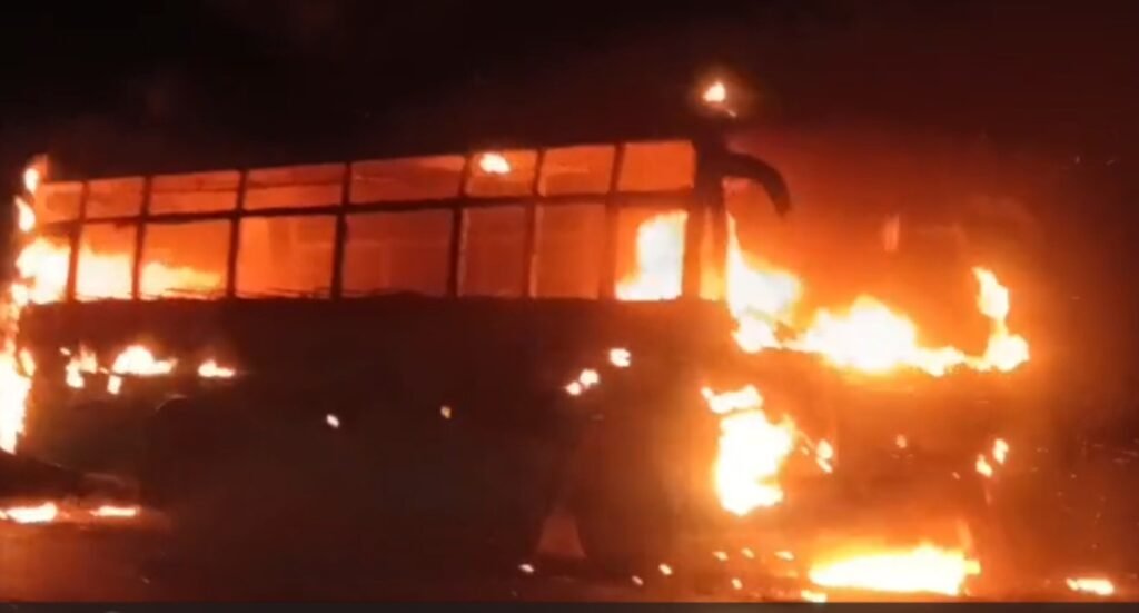 Barati Bus Fire : बालोद में शादी का जश्न बना दहशत…! बारातियों की बस में लगी आग…कूदकर बचाई जान…यहां देखें VIDEO