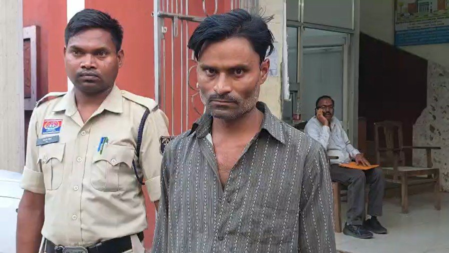 Human Trafficking Gang : शॉकिंग…रायगढ़ में मानव तस्करी का बड़ा खुलासा…! नाबालिग को देह व्यापार के लिए 1.5 लाख में बेचा…5 आरोपी गिरफ्तार