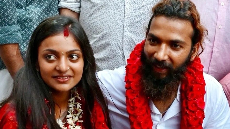 Minor Marriage Case : वायरल गर्ल मोनालिसा केस में बड़ा खुलासा…! नाबालिग निकली वायरल गर्ल…NCST जांच में साबित…गलत दस्तावेज से शादी…पति पर POCSO केस दर्ज