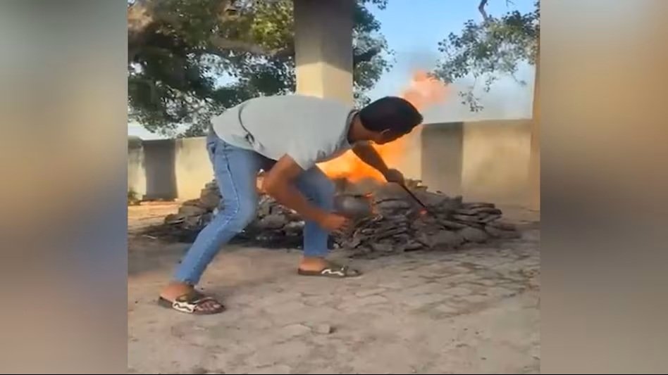 Shocking : अंतिम संस्कार के बाद हुई शर्मनाक हरकत…! फूटा लोगों का गुस्सा…VIDEO वायरल होते ही एक्शन…आरोपी गिरफ्तार…यहां देखें