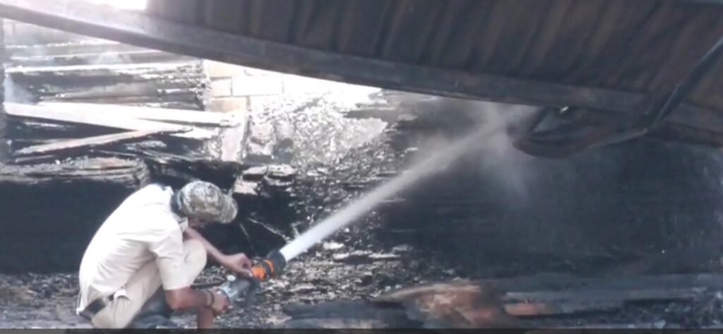 Timber Market Fire : रायपुर ब्रेकिंग…! टिंबर मार्केट में भीषण आग…! रातभर मचा हड़कंप…6 से बढ़कर 12 फायर ब्रिगेड तैनात…यहां देखें VIDEO